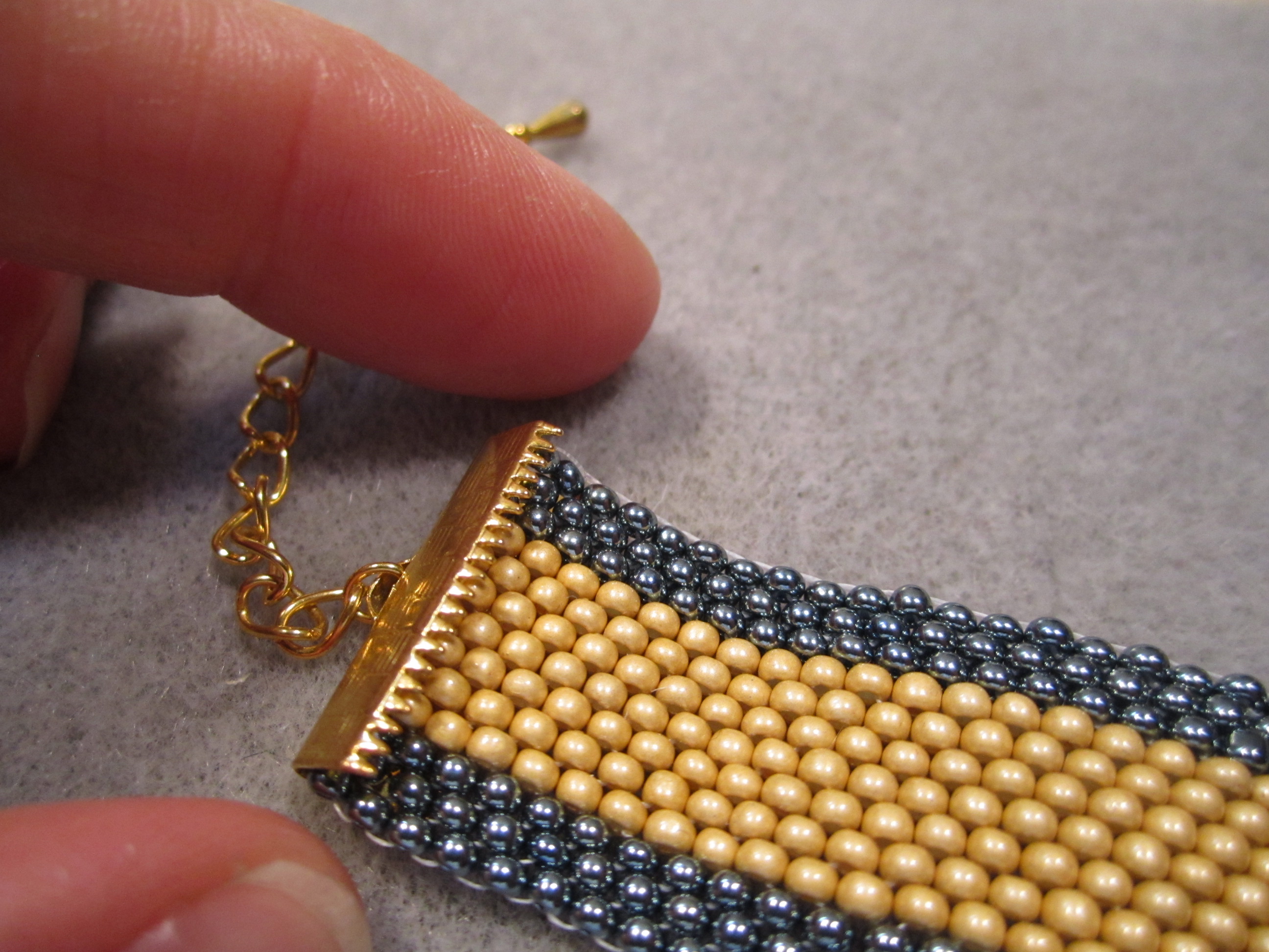 stitch-pro-one-way-to-finish-a-flat-peyote-stitch-band-interweave