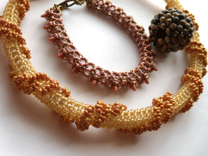 Download Learn the Tubular Right-Angle Weave the Simple Way | Beading Daily