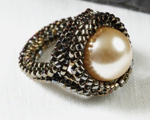 Make this free beaded pearl ring project using the tubular herringbone stitch.